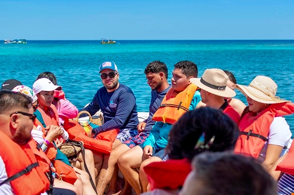 Guests traveling by boat to see dolphins in Roatán